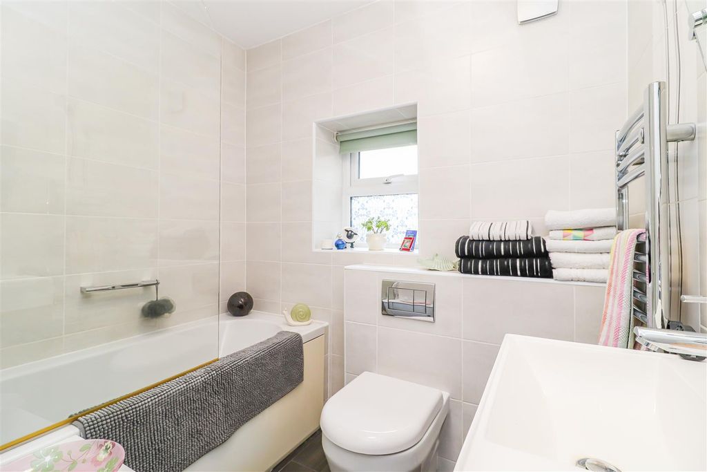 Property photo 3 of 5 Bathroom/W.C.