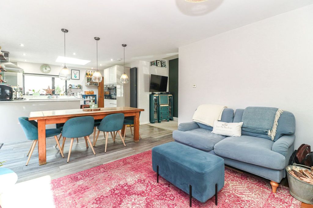 Property photo 2 of 32