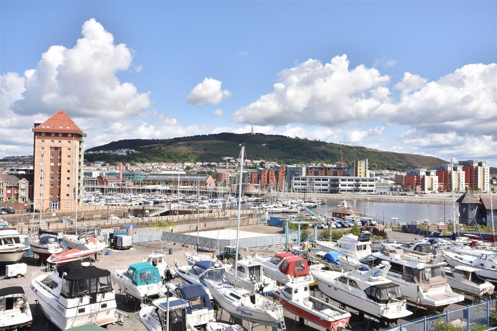 Property photo 3 of 21 Views