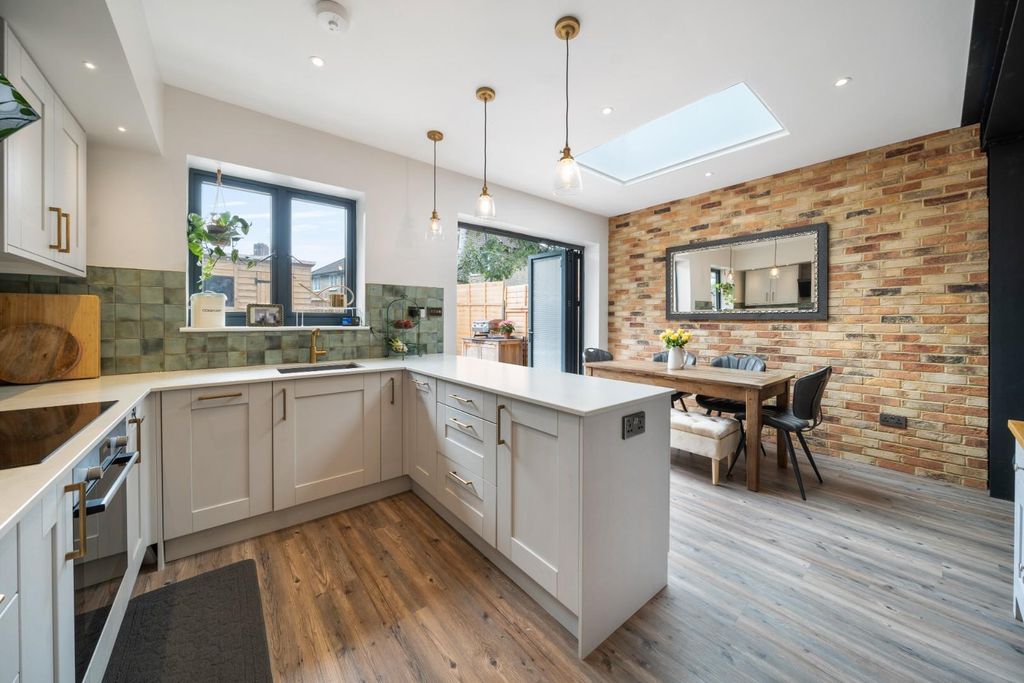 Property photo 2 of 11 110 Bentworth Road W12 7Ah-14.Jpg