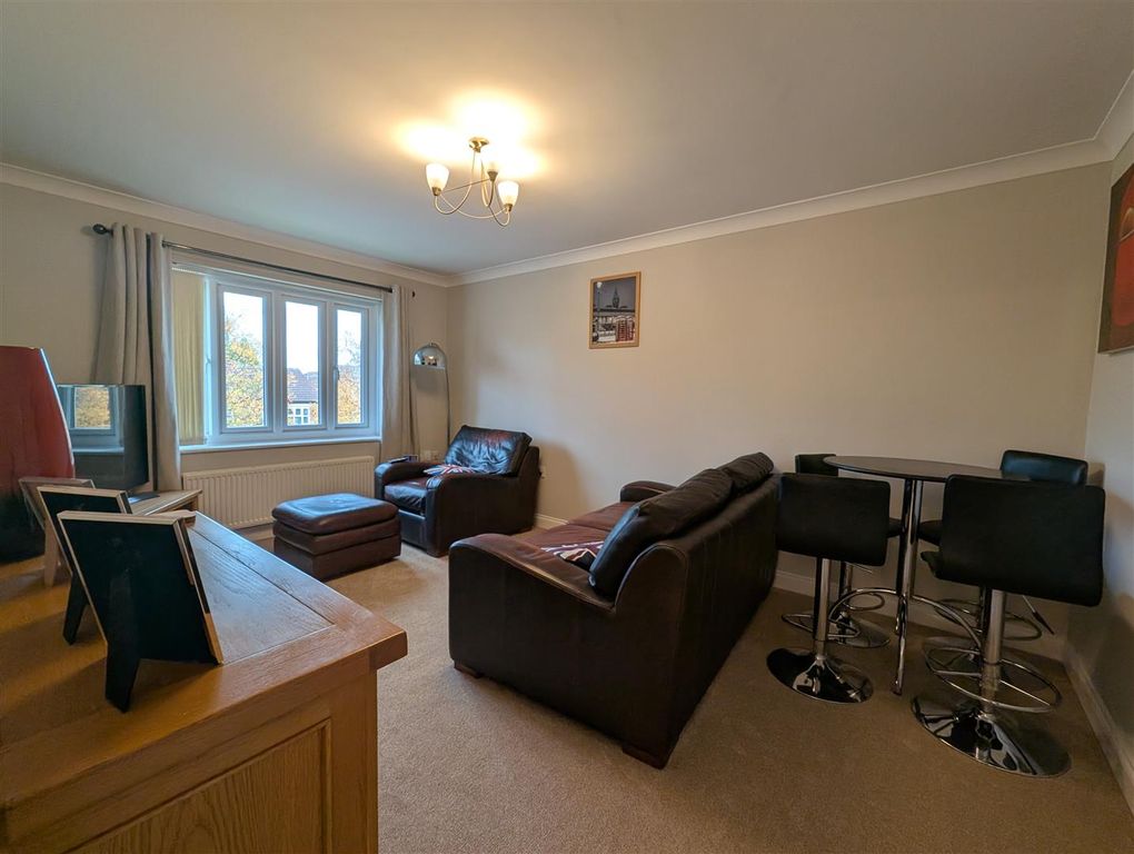 Property photo 2 of 8 Living/ Dining Room