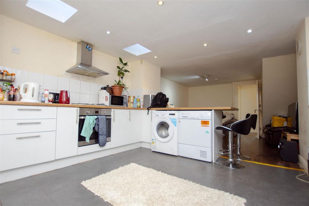 Property photo 3 of 11 Approach