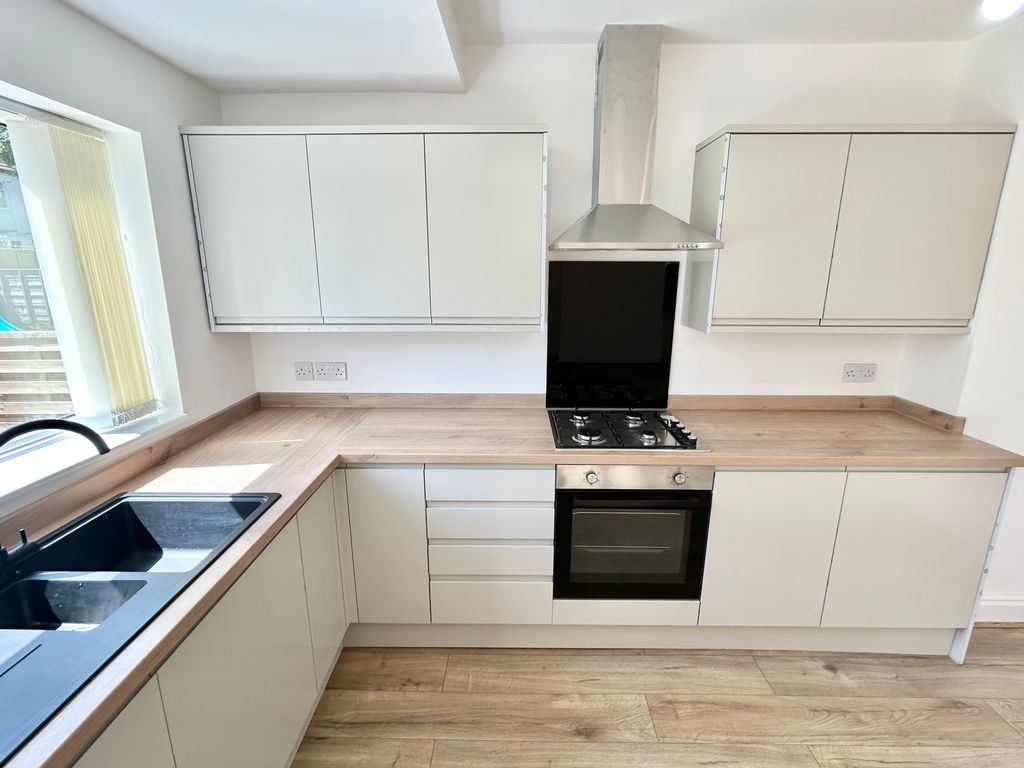Property photo 2 of 14 Kitchen