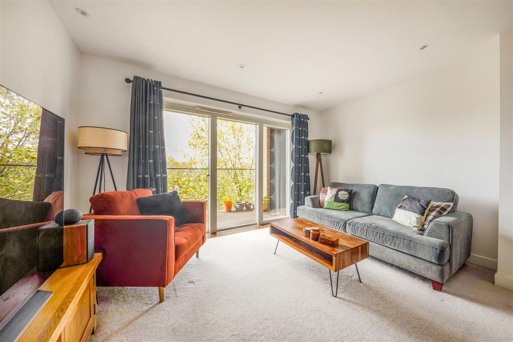 Property photo 2 of 18 29 Park House - 6.Jpg