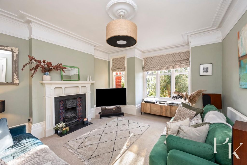 Property photo 3 of 36 Beaconsfield Villas, 72-026.Jpg