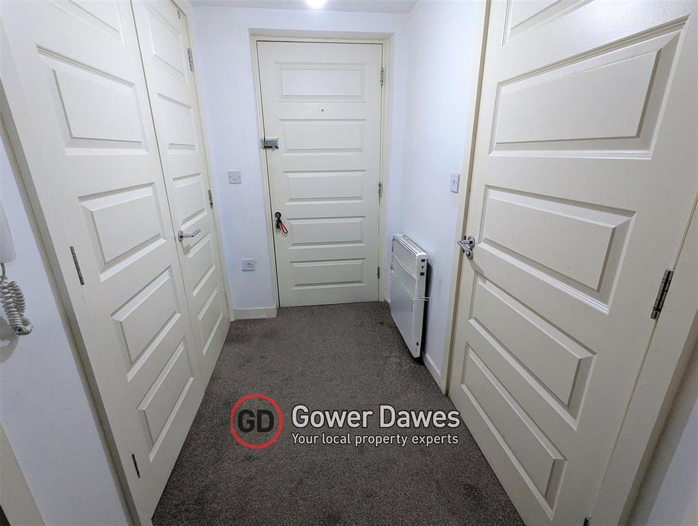 Property photo 2 of 11 Hallway