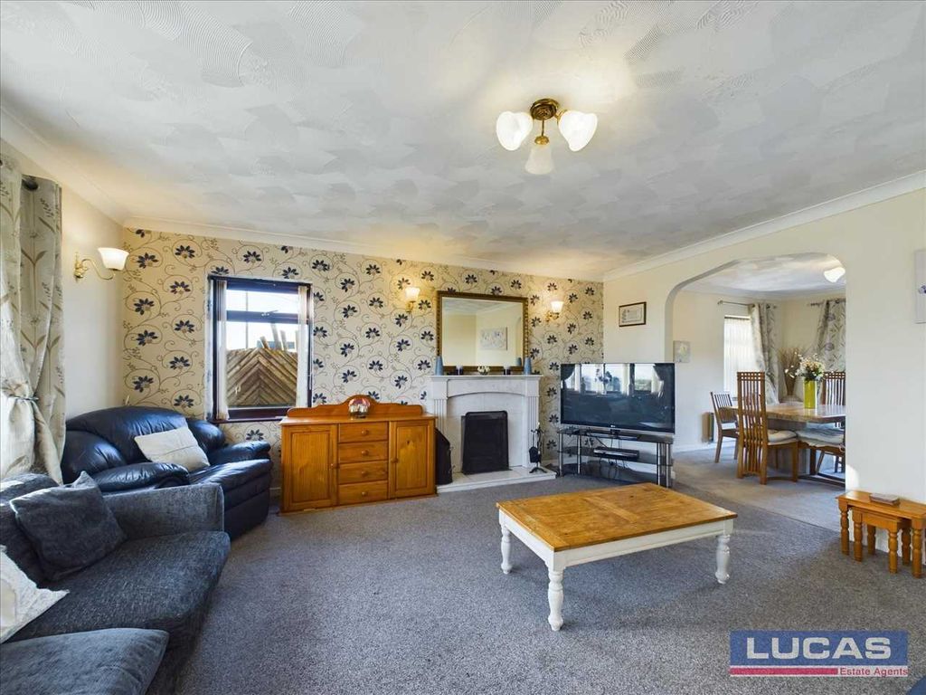 Property photo 3 of 33 Lounge
