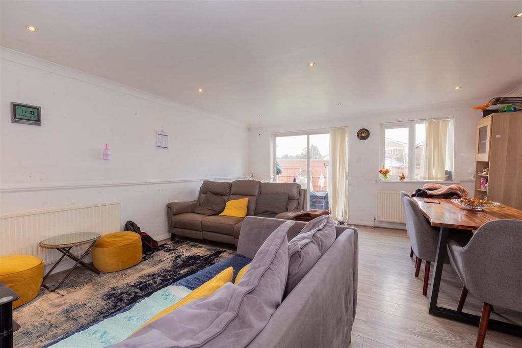 Property photo 2 of 13 10 Sandringham Court-8.Jpg