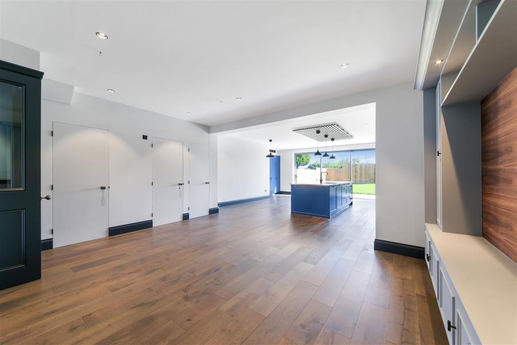 Property photo 2 of 20 The Oval,30-86.Jpg