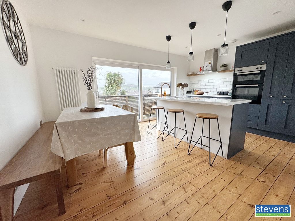 Property photo 3 of 18 Image00011