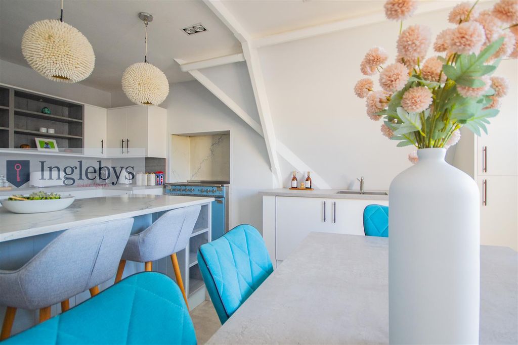 Property photo 2 of 47