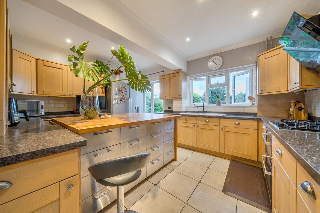 Property photo 2 of 21 1536703-14-6Ad107...