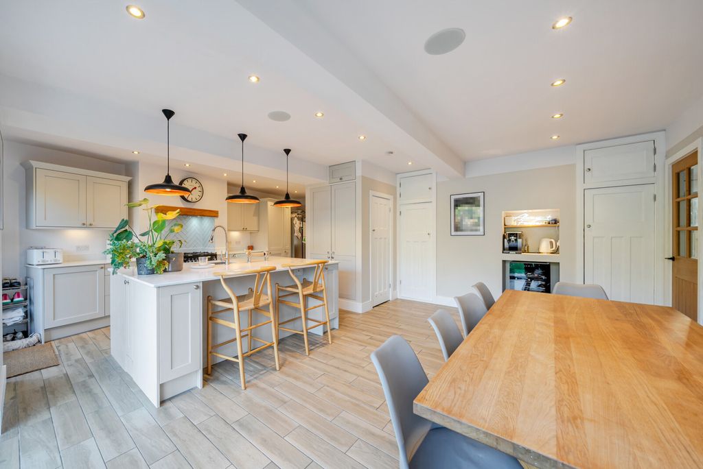 Property photo 2 of 25 1387842-7-693Acea...