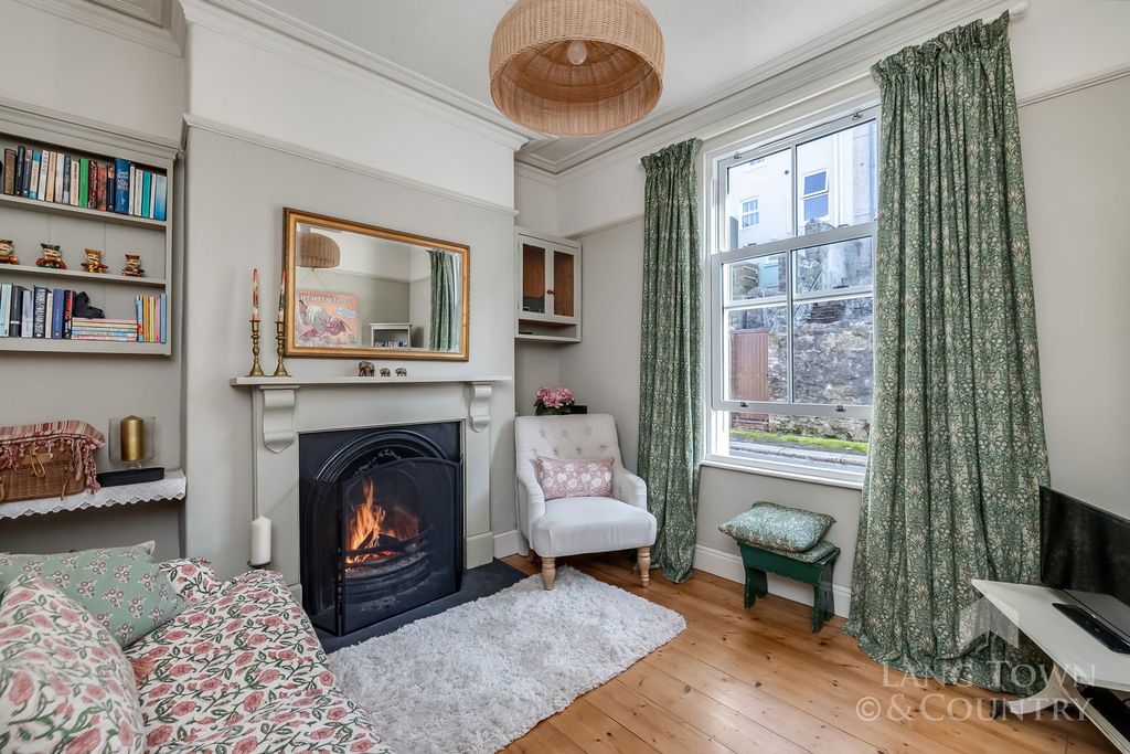 Property photo 2 of 20