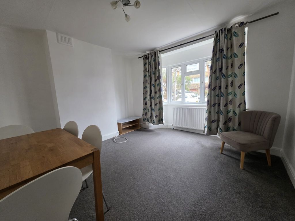 Property photo 1 of 6 2 Bed Flat To Rent St Stephens Road, Hounslow Tw3