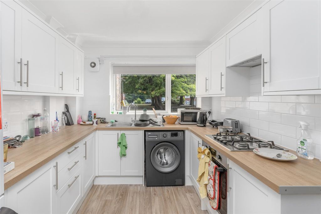 Property photo 2 of 11 5 Greenhill Court, Banbury-12.Jpg