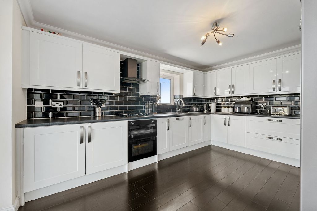 Property photo 3 of 36