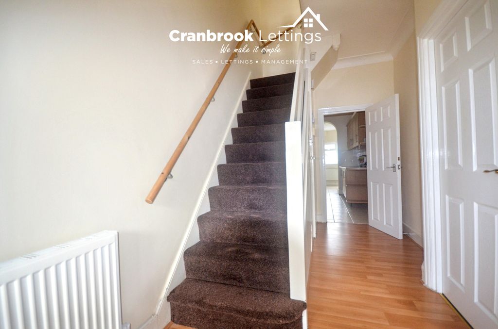 Property photo 1 of 17 Stunning Three-Bedroom House In Redbridge, Ridgeway Garden