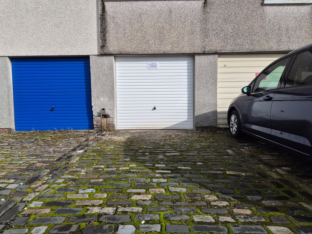 Property photo 1 of 5 Garage