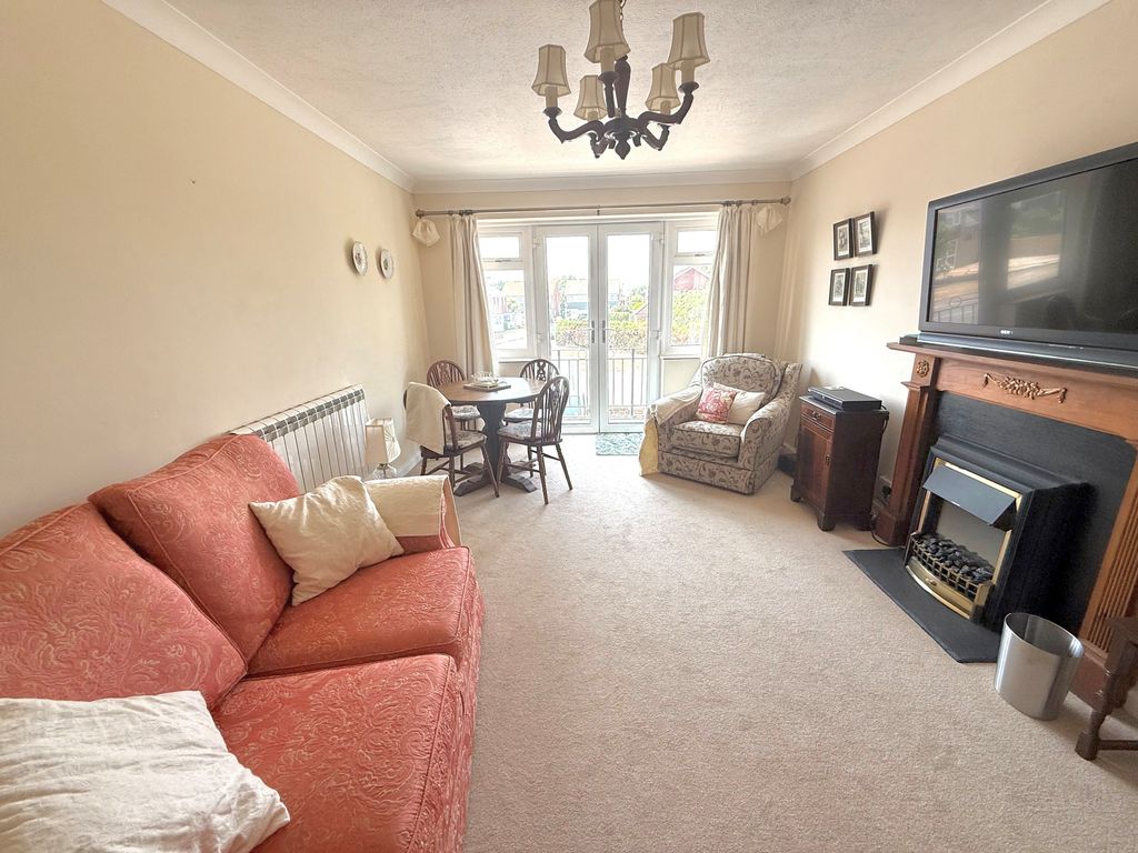 Property photo 2 of 13 6 Rawson Court Lounge 1