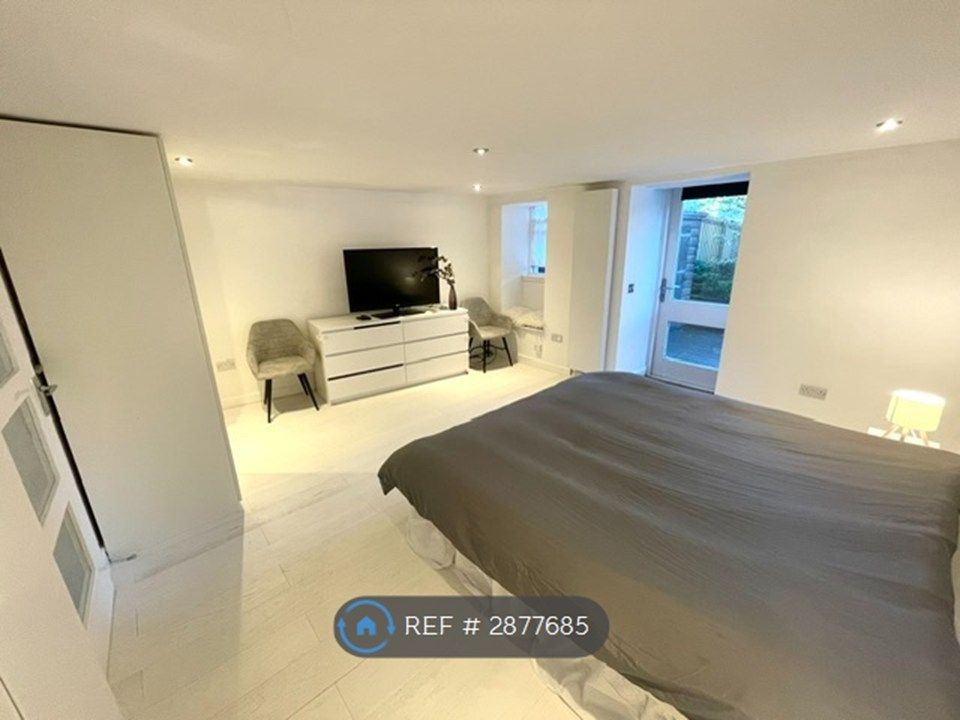 Property photo 2 of 20 Bedroom