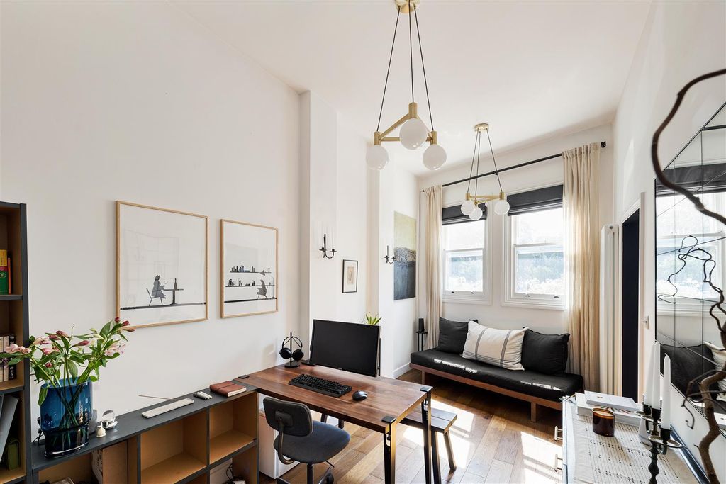 Property photo 2 of 34 Clarence Road, E5