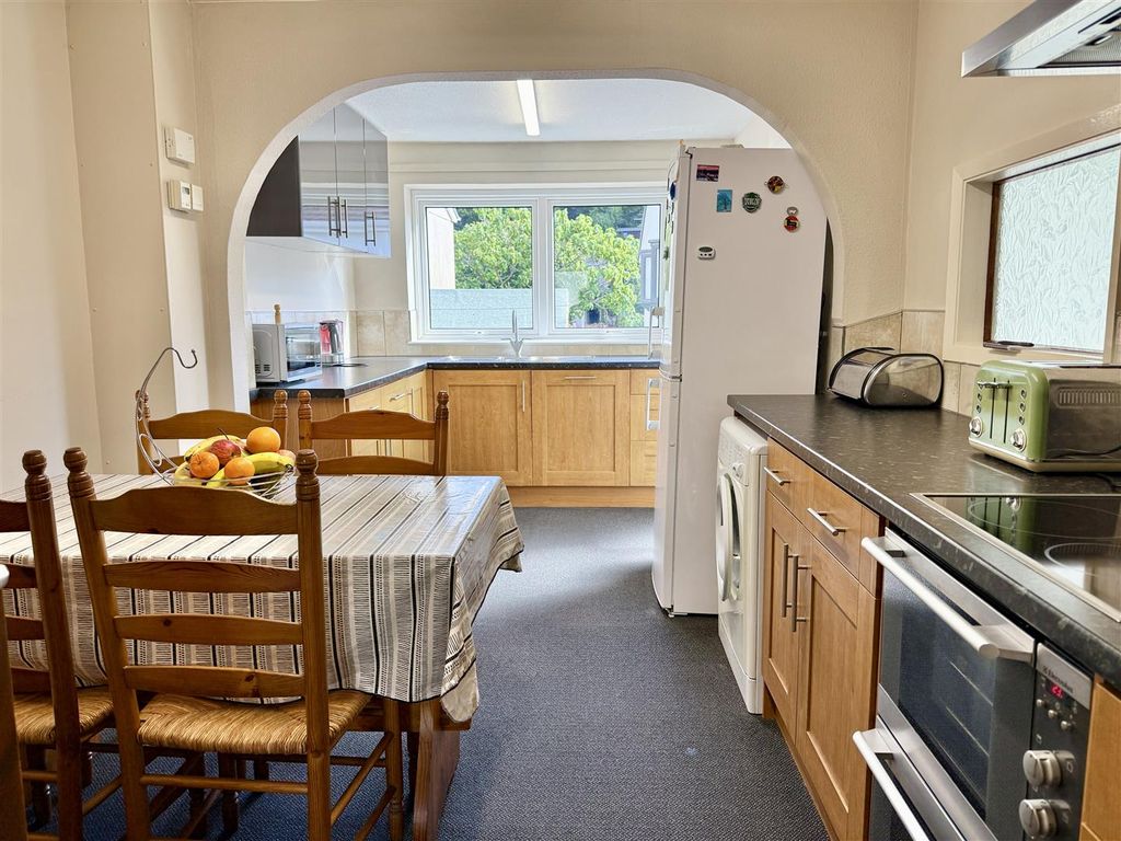 Property photo 2 of 16 Kitchen Breakfast