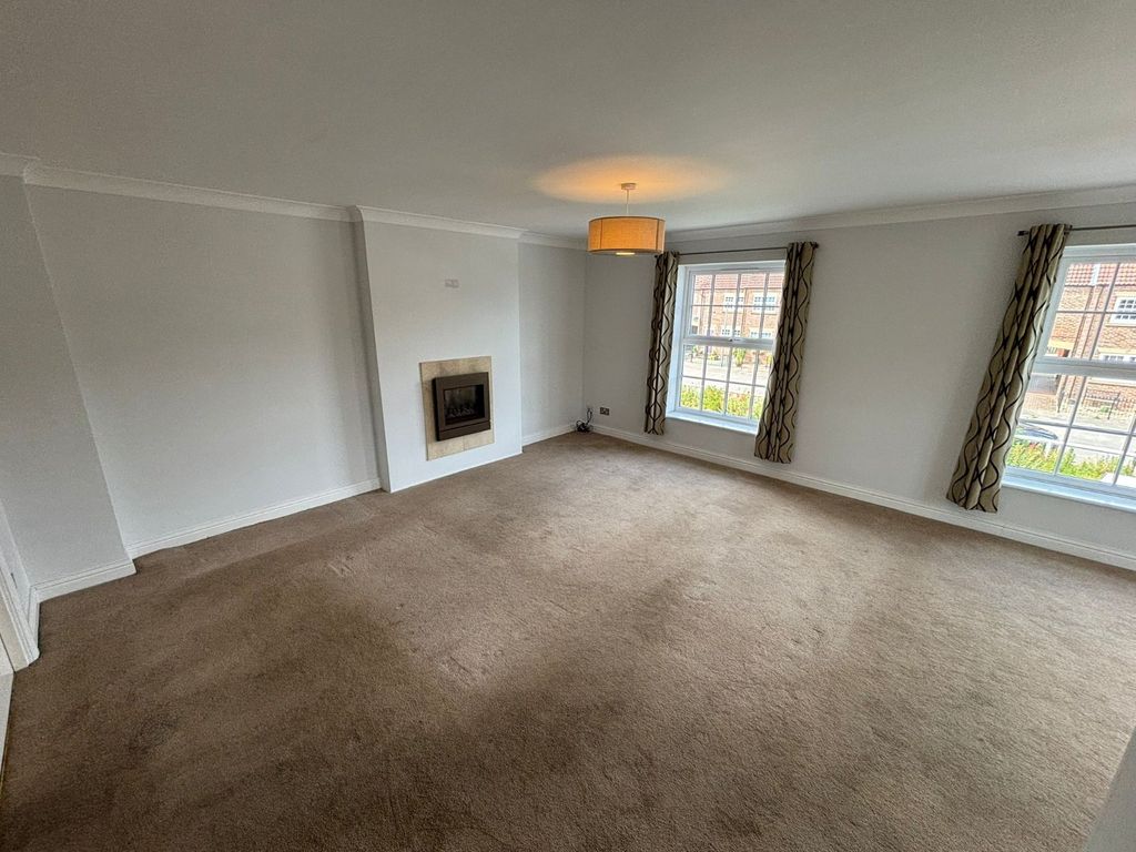 Property photo 2 of 12 Lounge