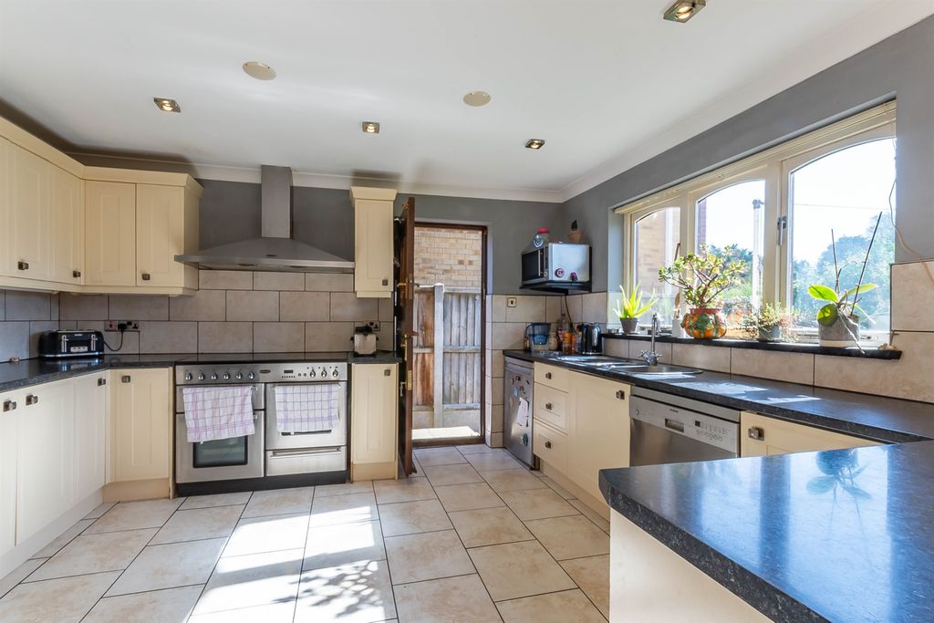 Property photo 3 of 18 Kitchen / Dining Room