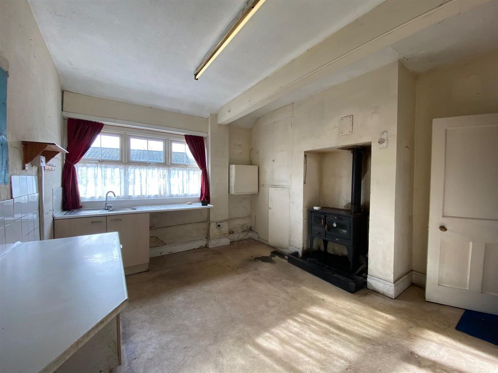 Property photo 3 of 8 Kitchen