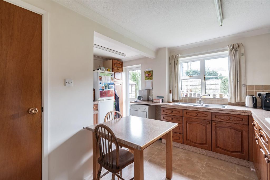 Property photo 2 of 21 Kitchen/Breakfast Area