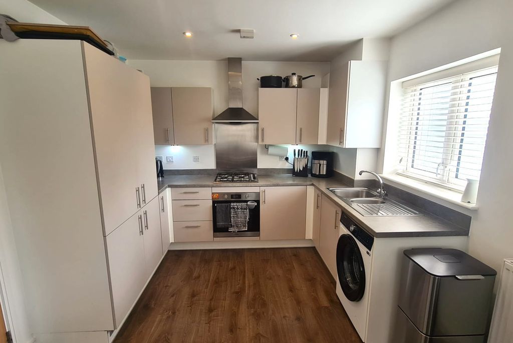 Property photo 3 of 19 Kitchen