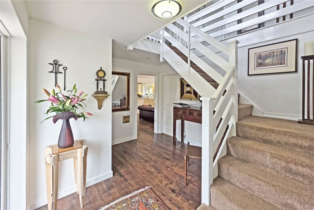 Property photo 3 of 38 Entrance Hall