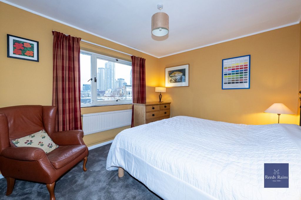 Property photo 3 of 15 Main Bedroom