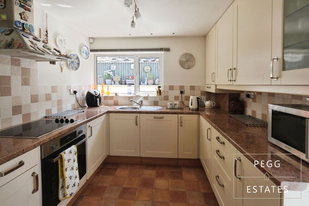 Property photo 3 of 37