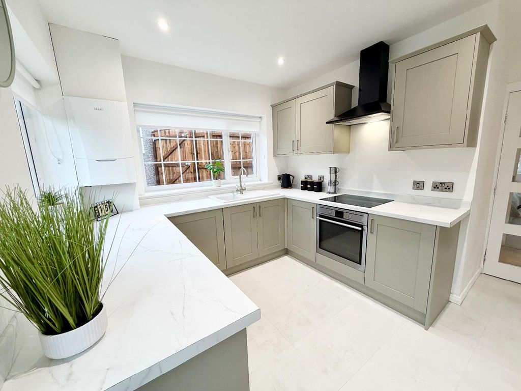 Property photo 2 of 11 Kitchen