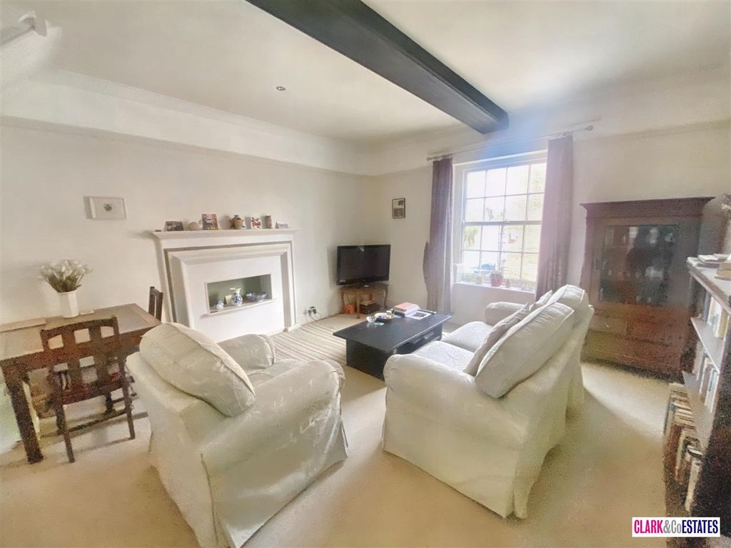 Property photo 3 of 21 Lounge