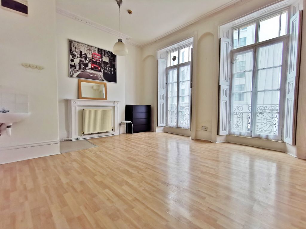 Property photo 2 of 7 Lounge / Bedroom