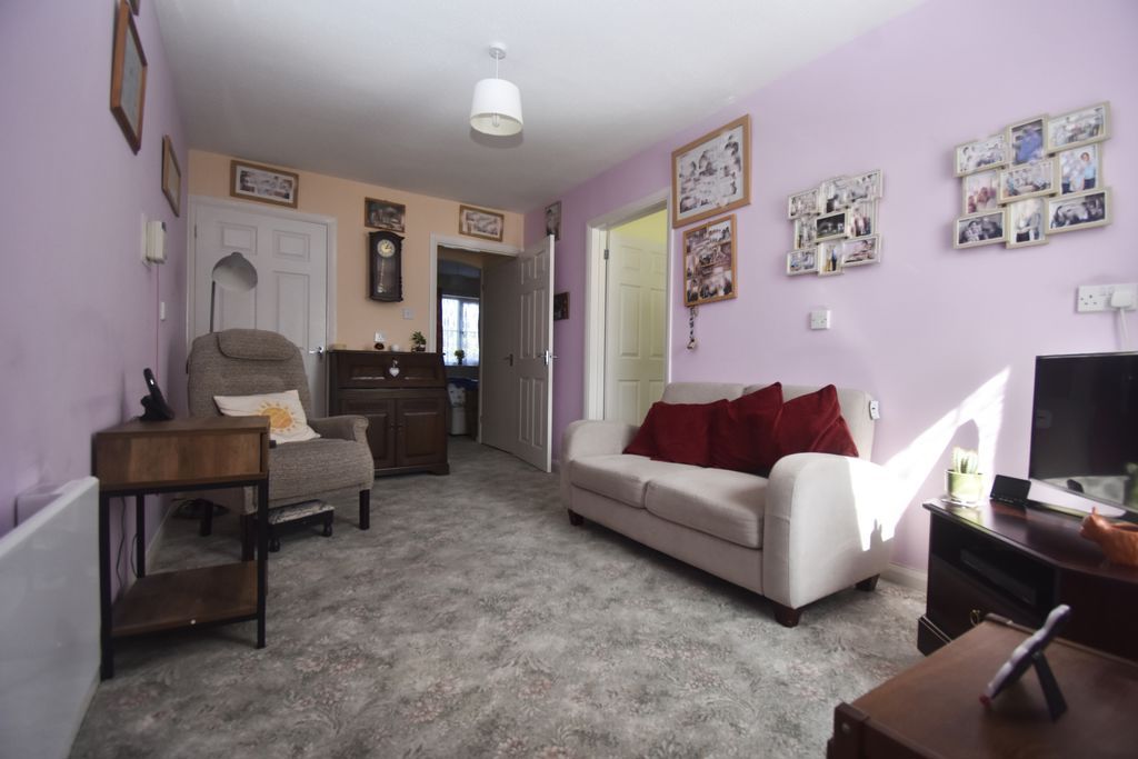 Property photo 3 of 8 Photo 4