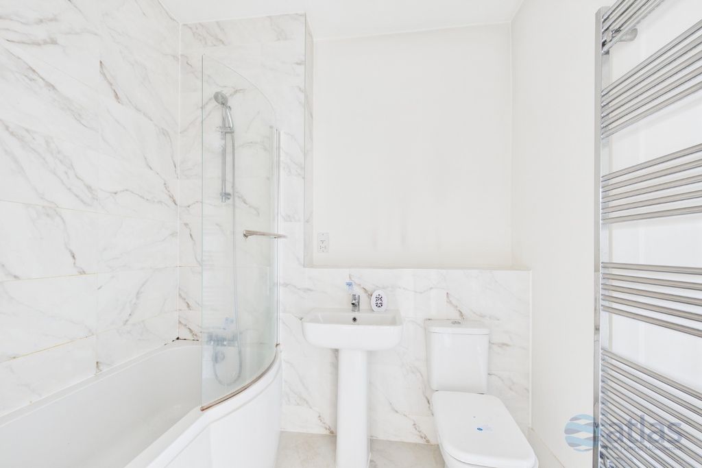 Property photo 3 of 9 Bathroom