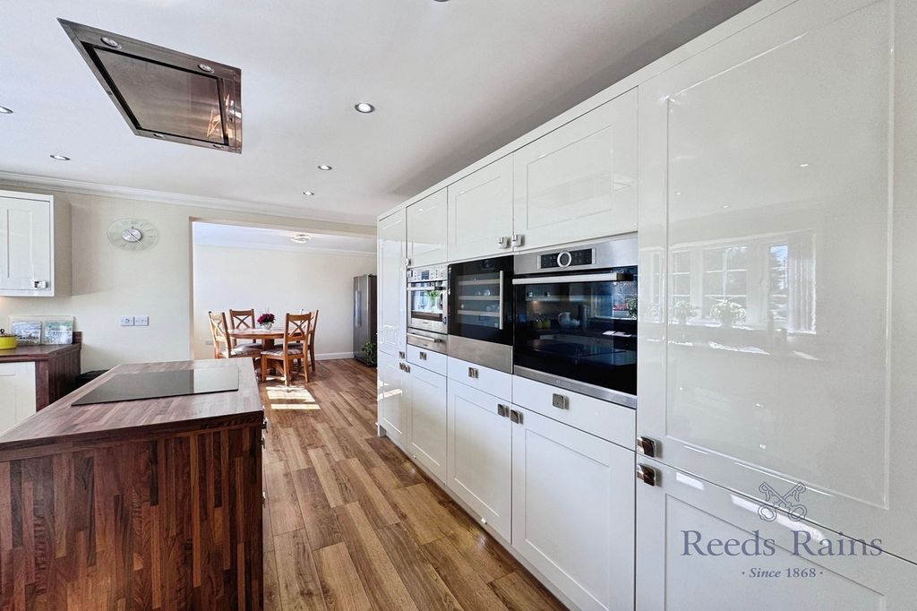 Property photo 2 of 31 Kitchen