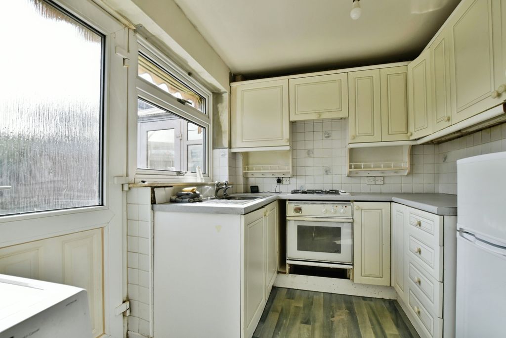 Property photo 3 of 20 Kitchen
