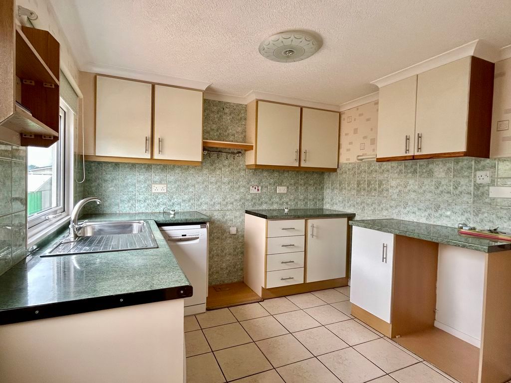 Property photo 2 of 11 Kitchen
