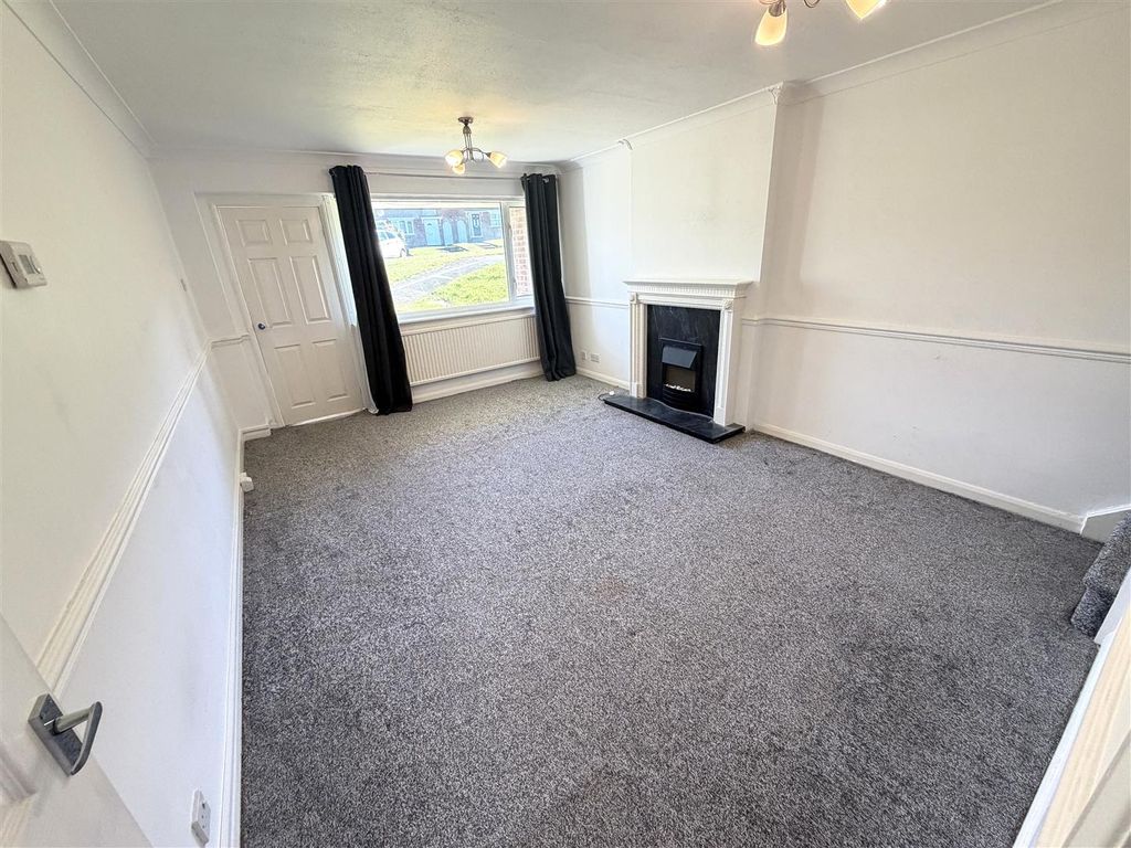 Property photo 3 of 14 Lounge