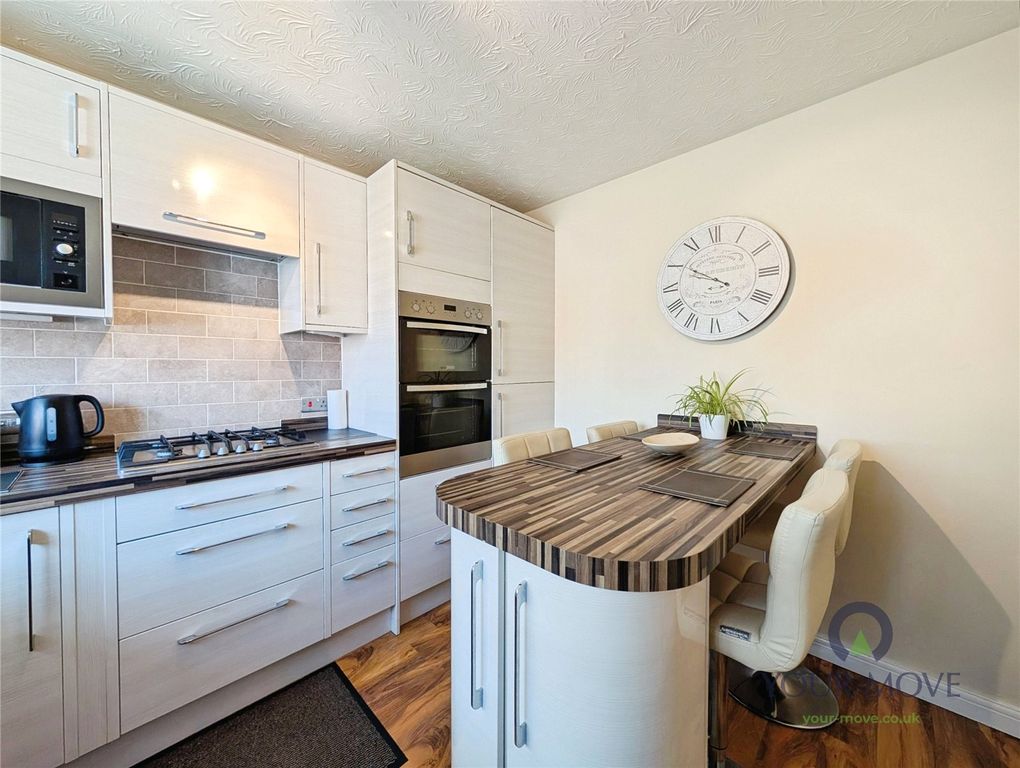 Property photo 3 of 19 Kitchen