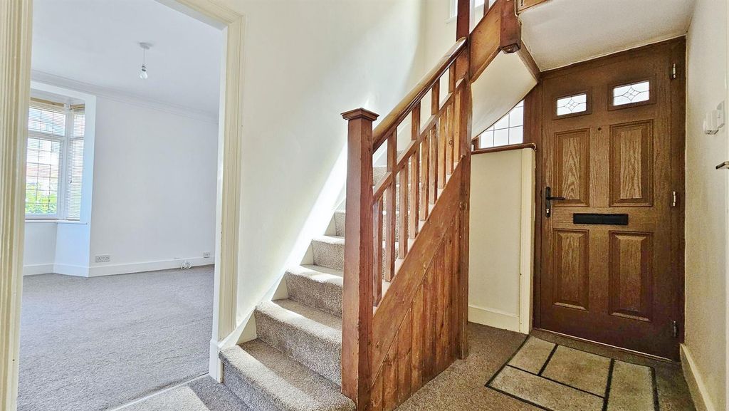 Property photo 3 of 20 Entrance Hall
