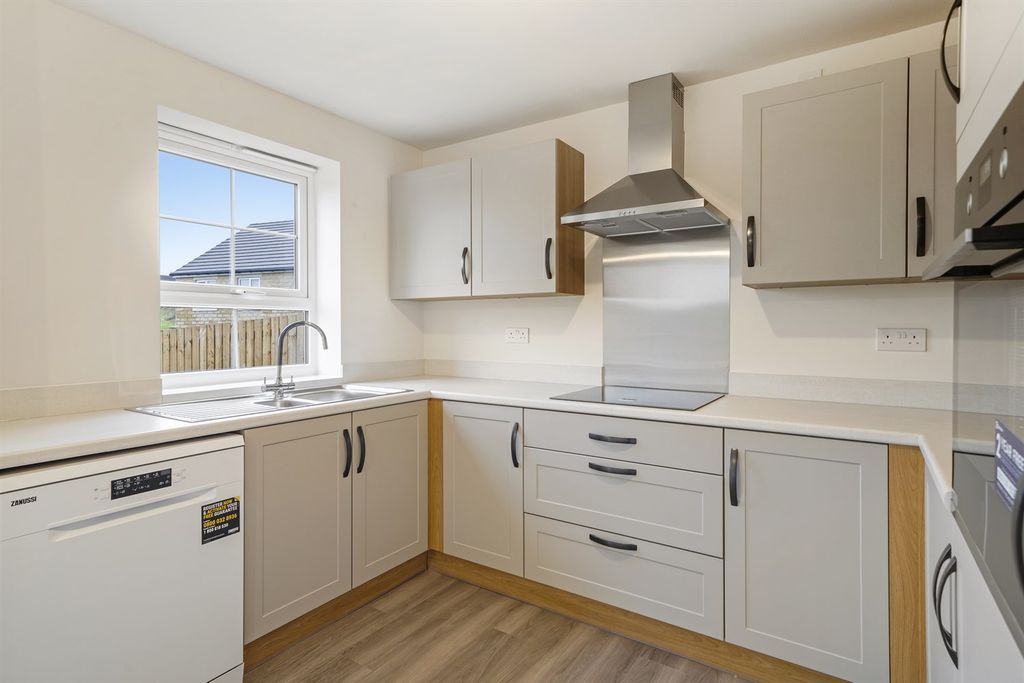 Property photo 3 of 8 Kitchen