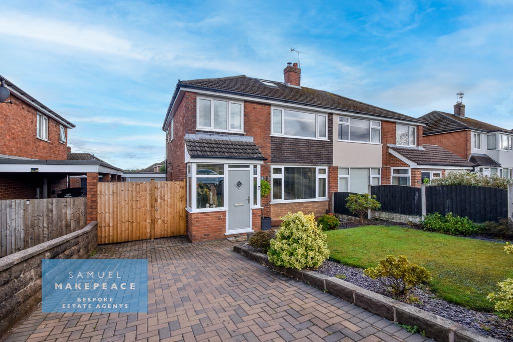 Property photo 1 of 28 Beautiful Three Bedroom Semi Detached Property With Lovely Interiors And Converted Loft Room