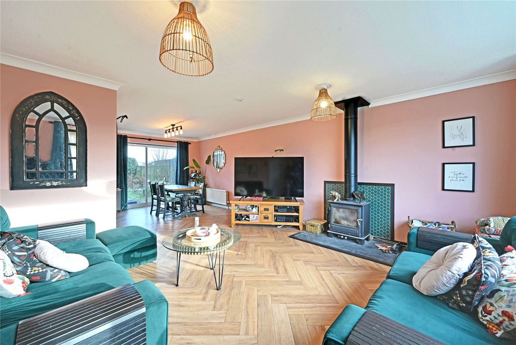 Property photo 2 of 24 Lounge