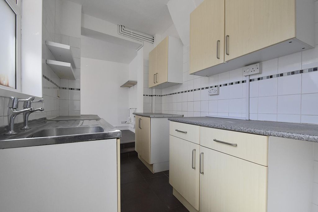 Property photo 3 of 11 Kitchen